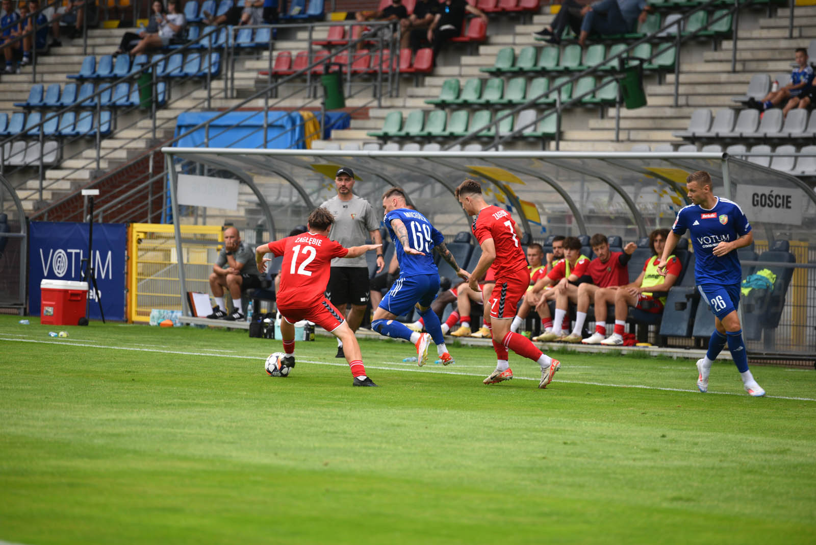 Miedź Legnica triumfuje w meczu po prezentacji
