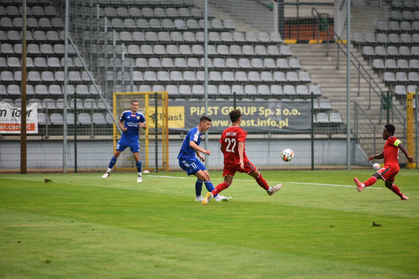 Miedź Legnica triumfuje w meczu po prezentacji
