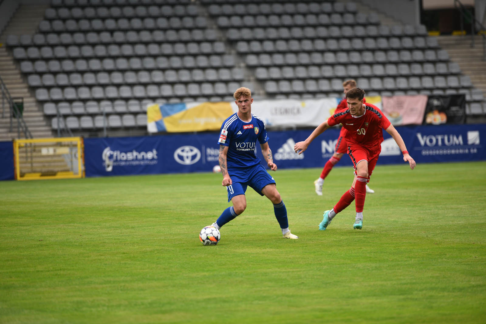 Miedź Legnica triumfuje w meczu po prezentacji
