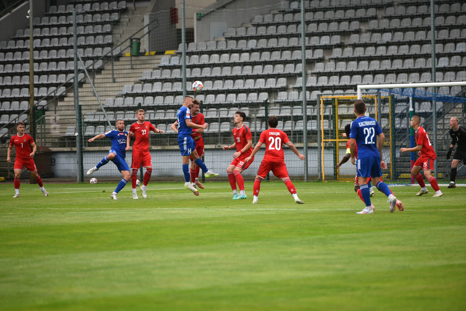 Miedź Legnica triumfuje w meczu po prezentacji
