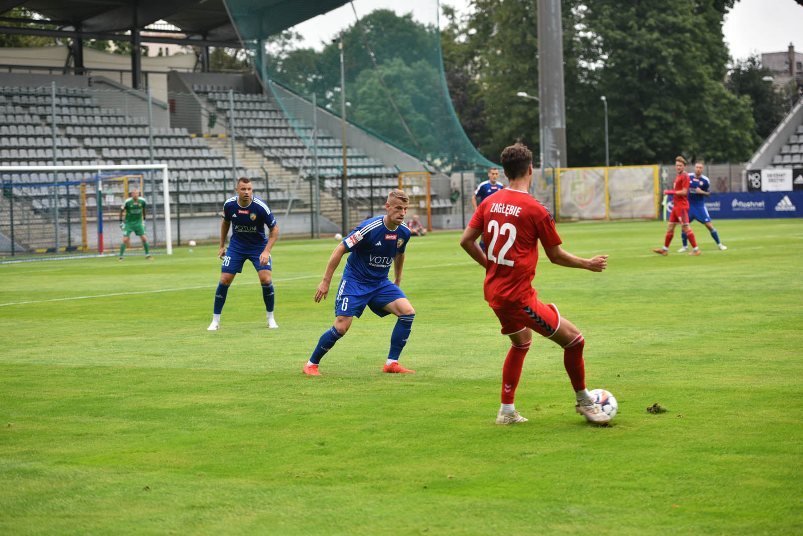 Miedź Legnica triumfuje w meczu po prezentacji
