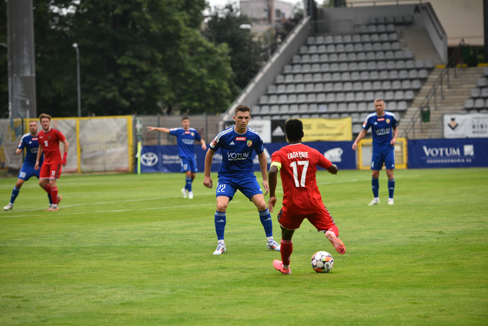 Miedź Legnica triumfuje w meczu po prezentacji
