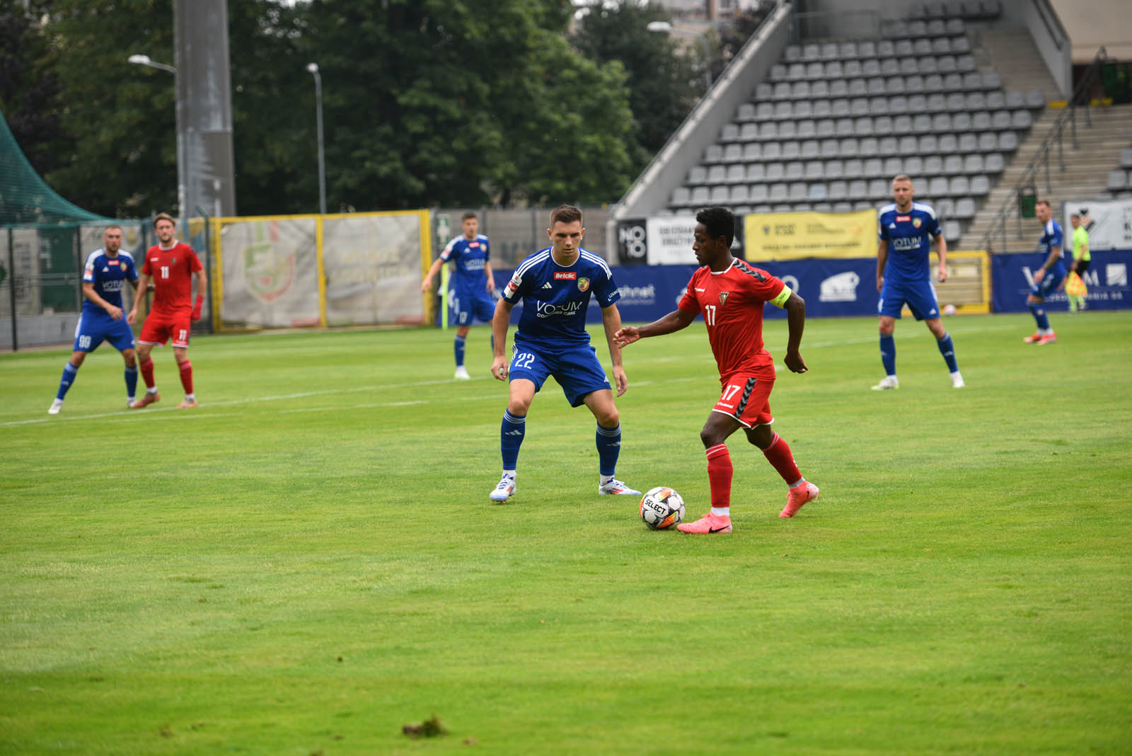 Miedź Legnica triumfuje w meczu po prezentacji
