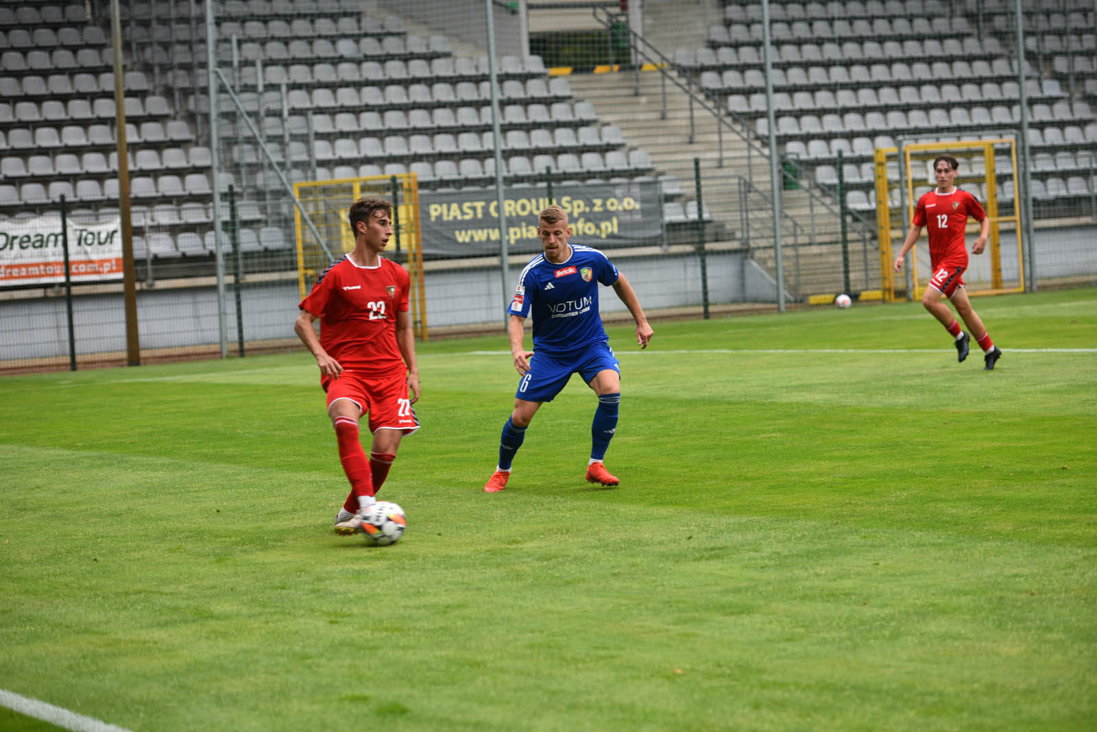 Miedź Legnica triumfuje w meczu po prezentacji
