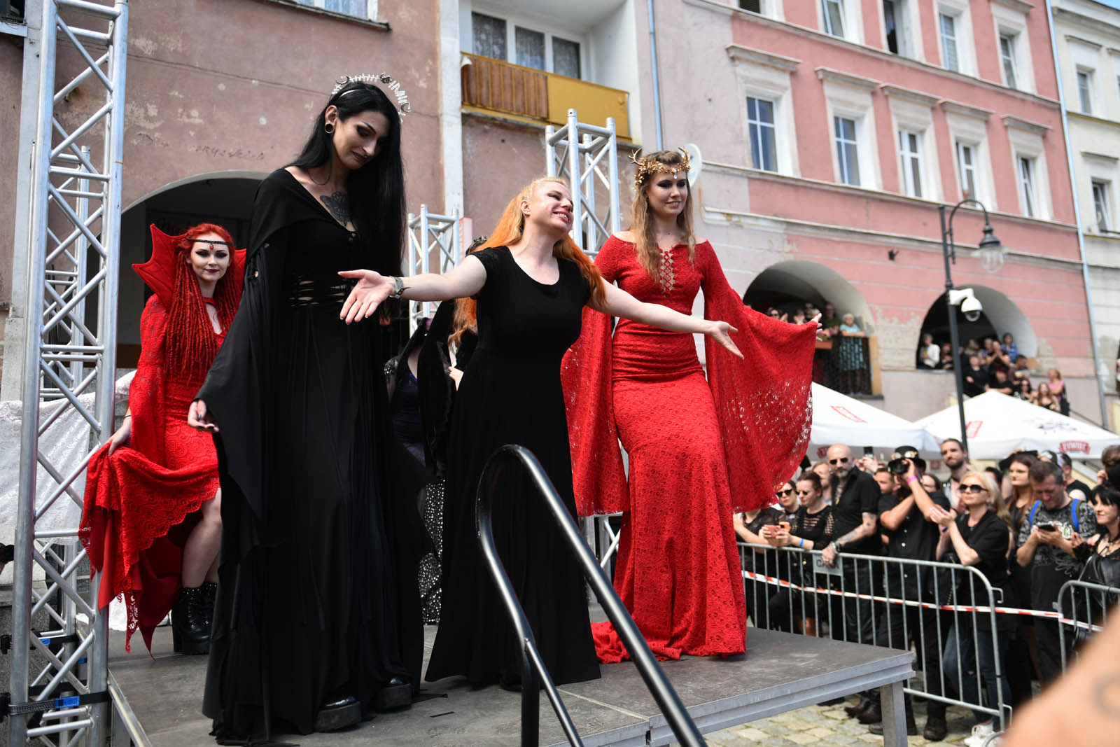 Castle Party: Pokaz mody alternatywnej na rynku w Bolkowie