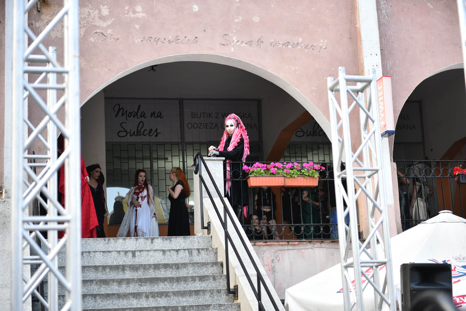 Castle Party: Pokaz mody alternatywnej na rynku w Bolkowie