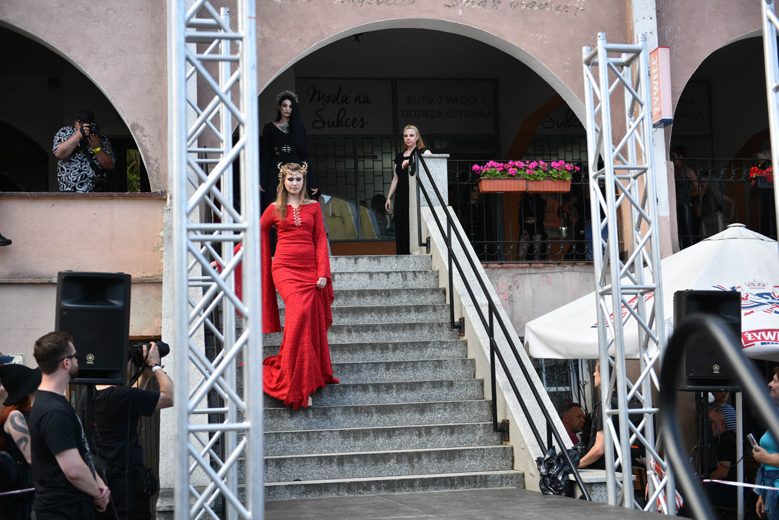 Castle Party: Pokaz mody alternatywnej na rynku w Bolkowie
