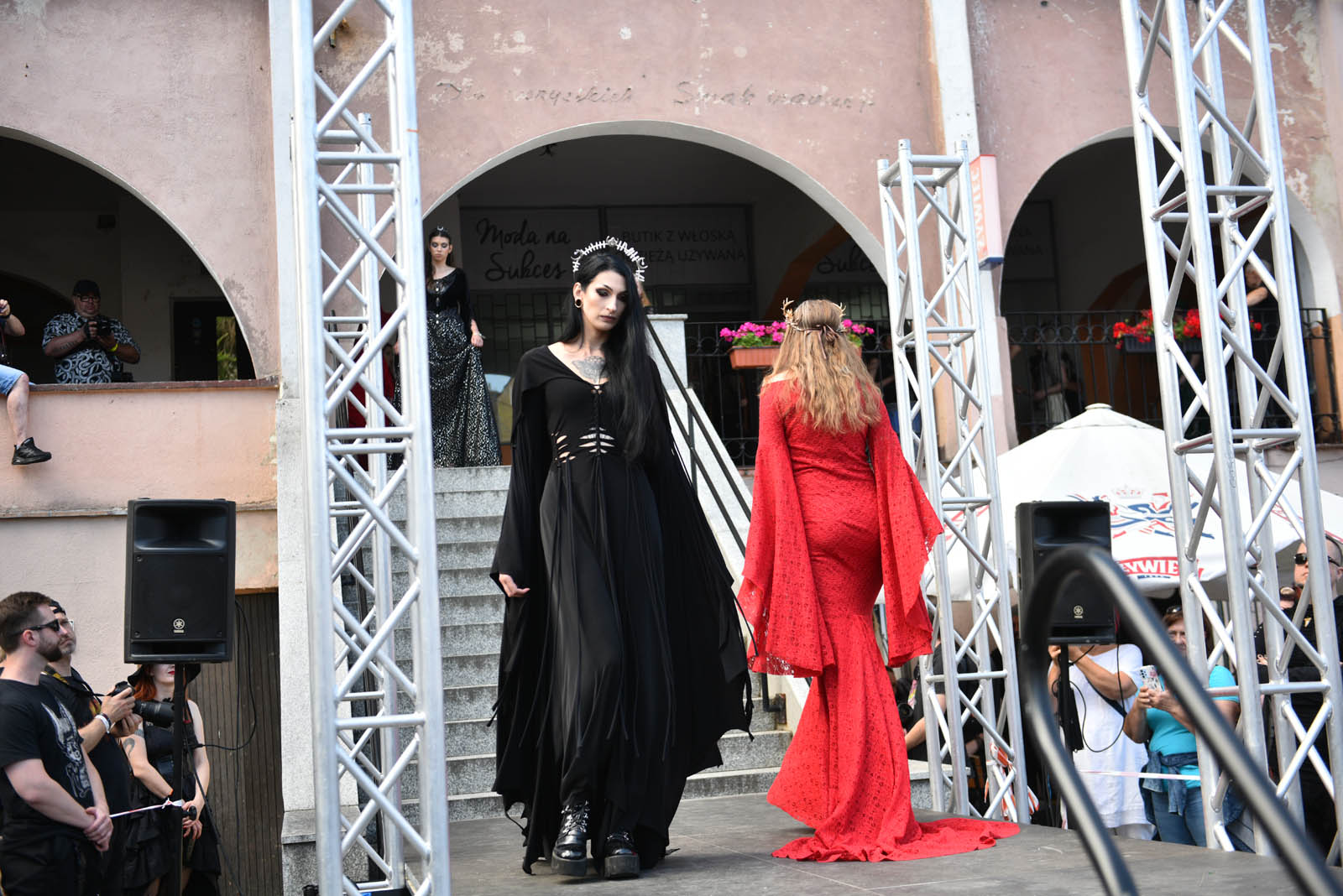 Castle Party: Pokaz mody alternatywnej na rynku w Bolkowie