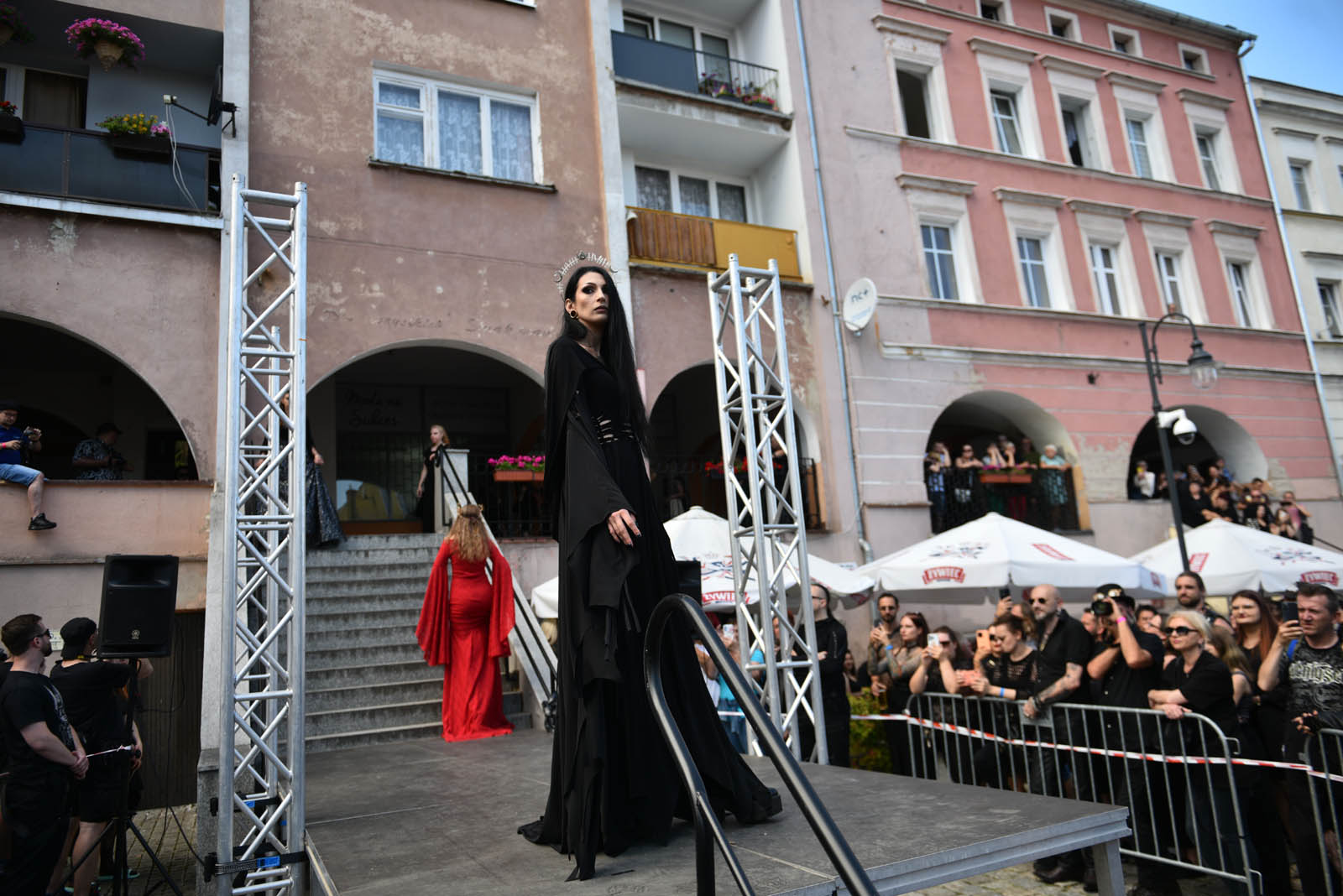 Castle Party: Pokaz mody alternatywnej na rynku w Bolkowie