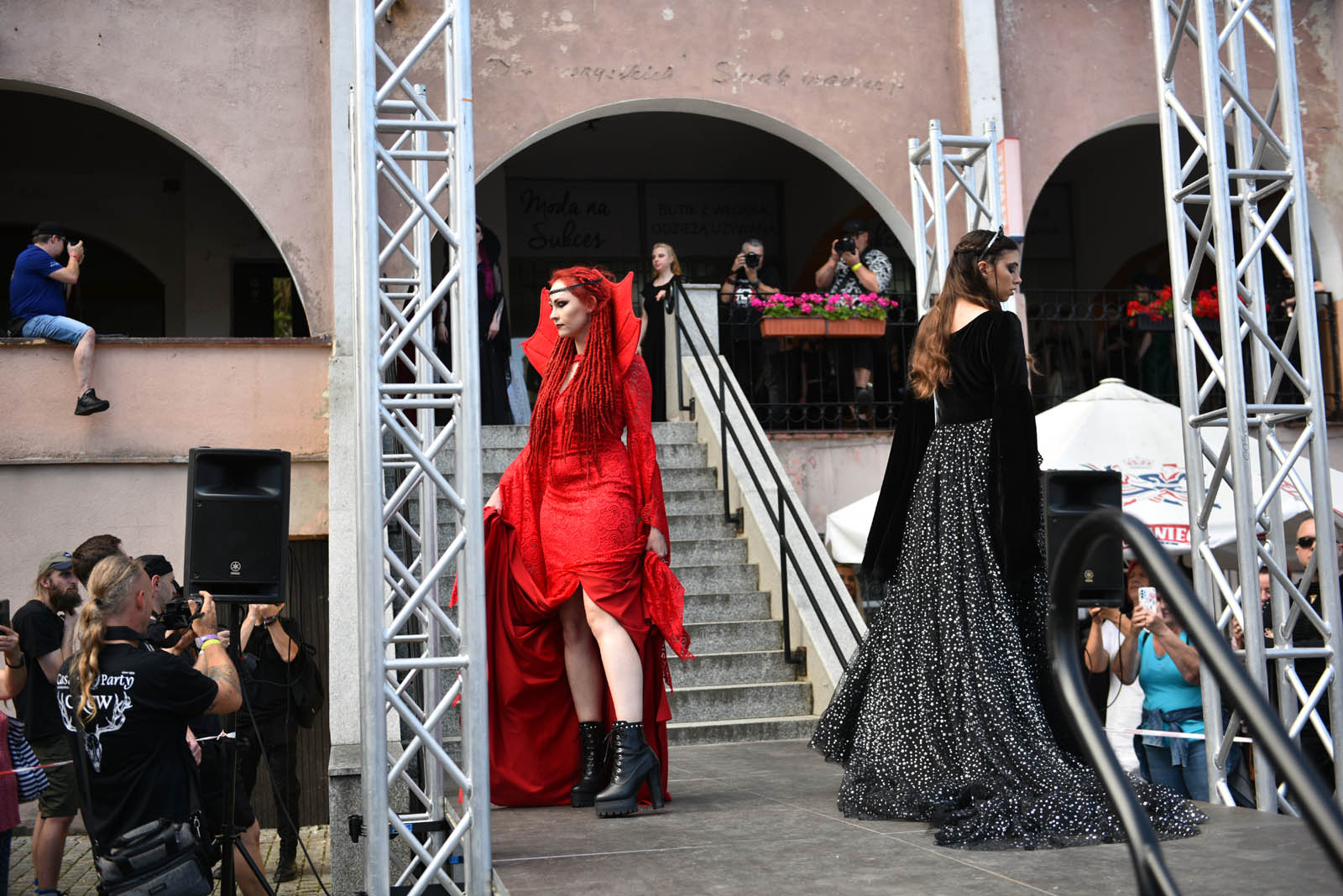 Castle Party: Pokaz mody alternatywnej na rynku w Bolkowie