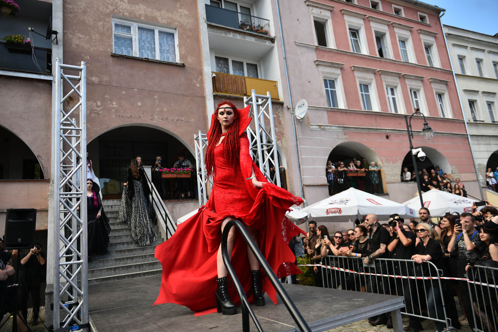 Castle Party: Pokaz mody alternatywnej na rynku w Bolkowie