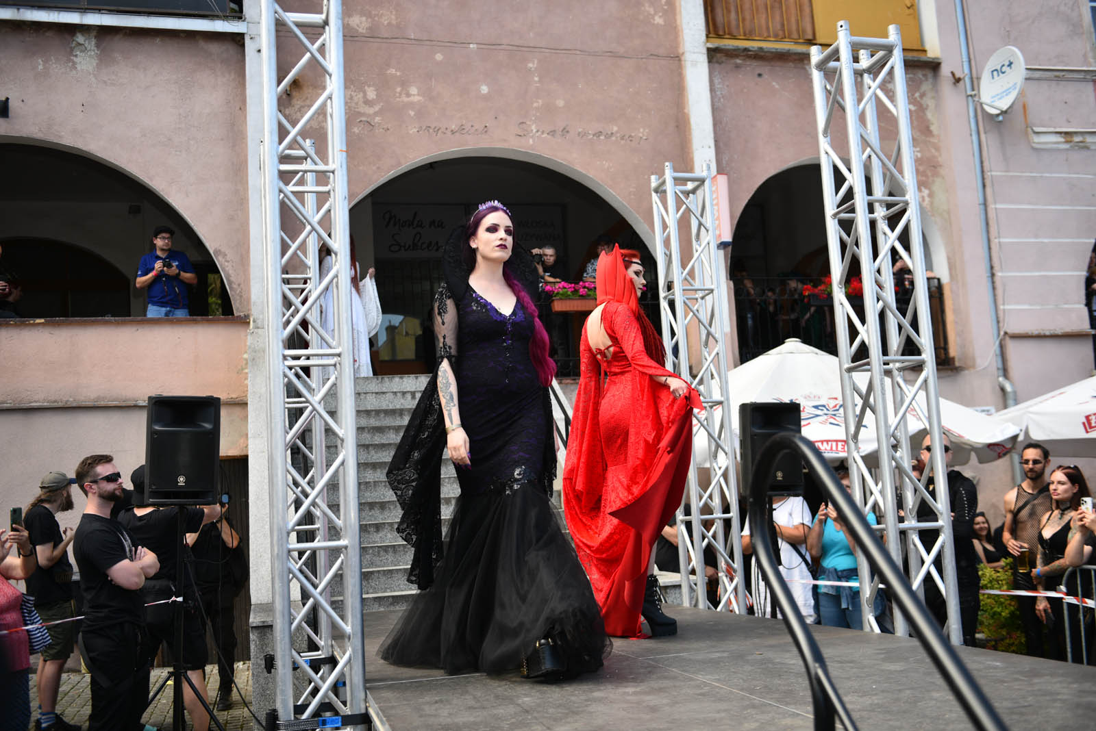 Castle Party: Pokaz mody alternatywnej na rynku w Bolkowie