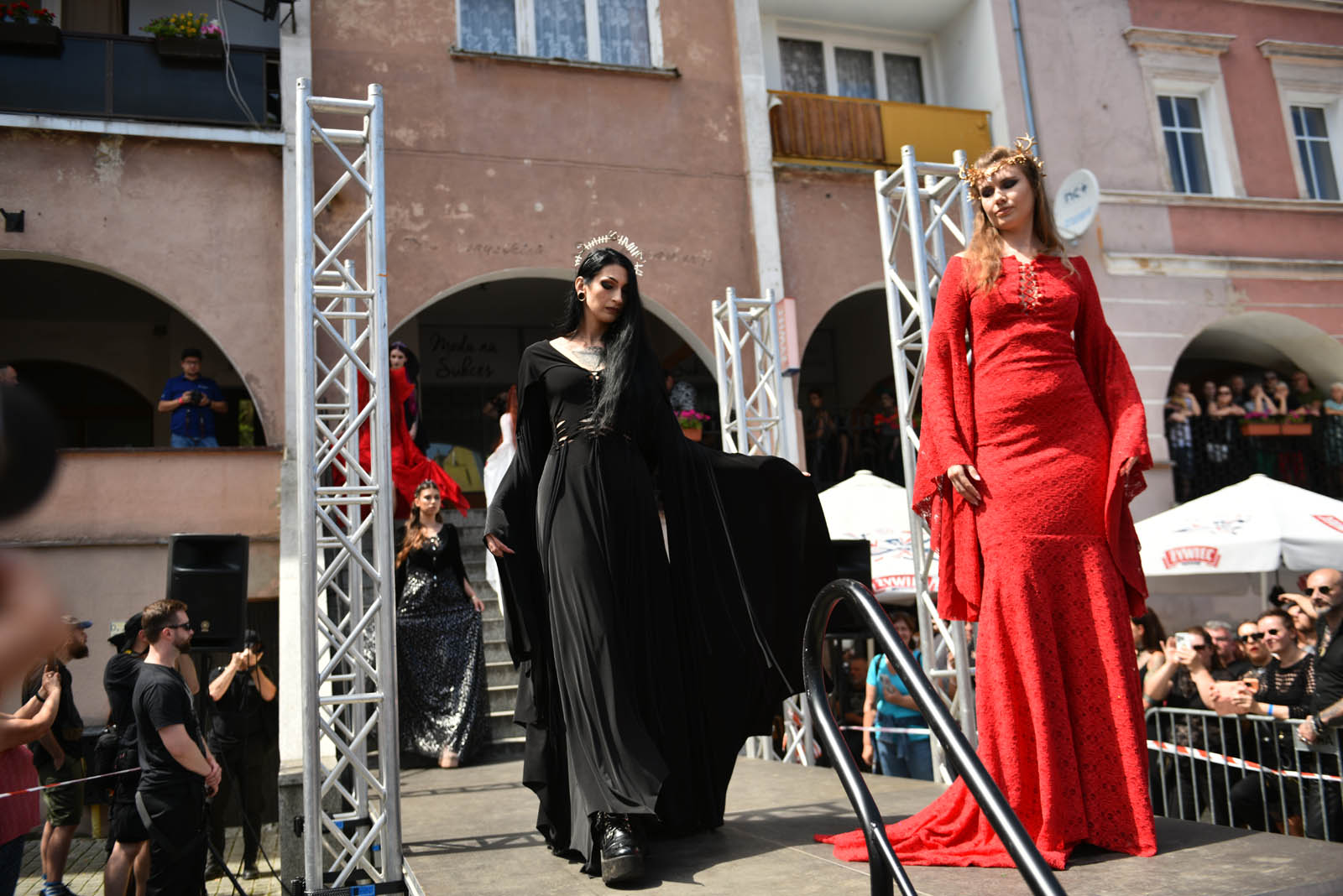 Castle Party: Pokaz mody alternatywnej na rynku w Bolkowie