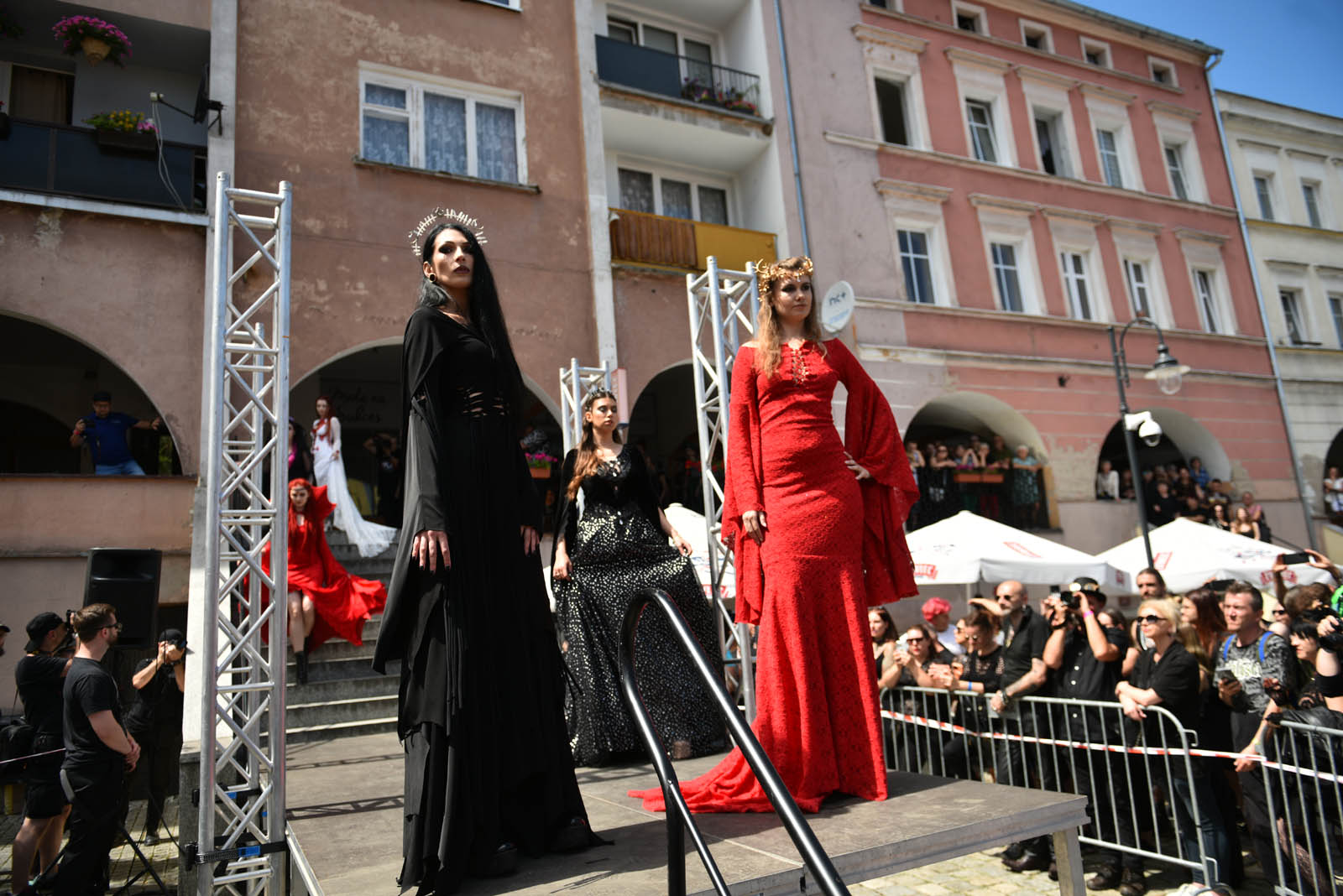 Castle Party: Pokaz mody alternatywnej na rynku w Bolkowie