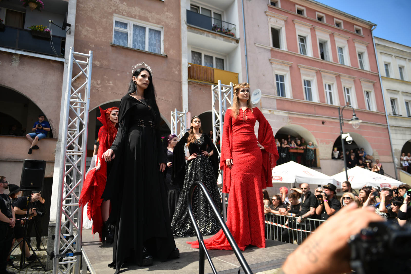 Castle Party: Pokaz mody alternatywnej na rynku w Bolkowie