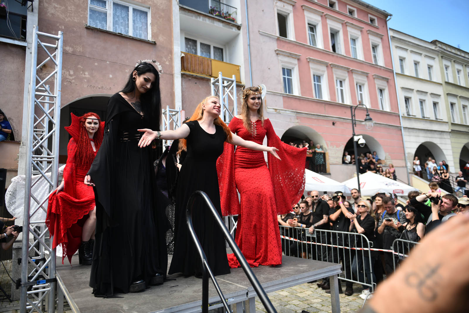 Castle Party: Pokaz mody alternatywnej na rynku w Bolkowie