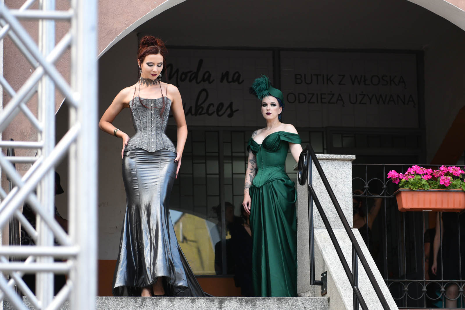 Castle Party: Pokaz mody alternatywnej na rynku w Bolkowie