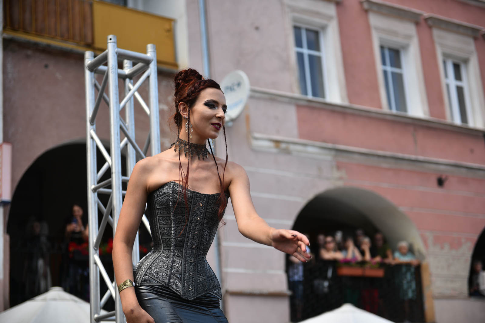 Castle Party: Pokaz mody alternatywnej na rynku w Bolkowie