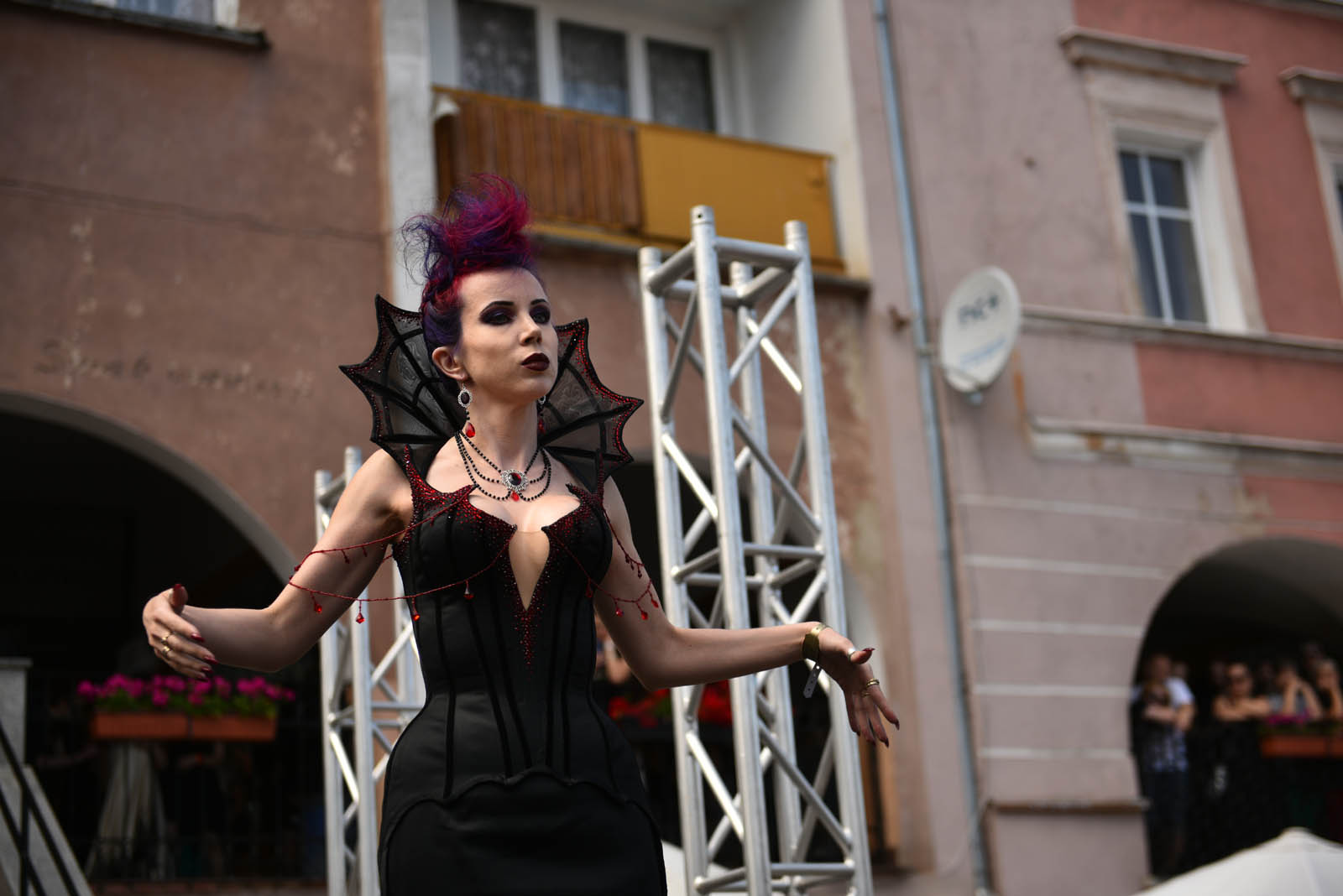Castle Party: Pokaz mody alternatywnej na rynku w Bolkowie