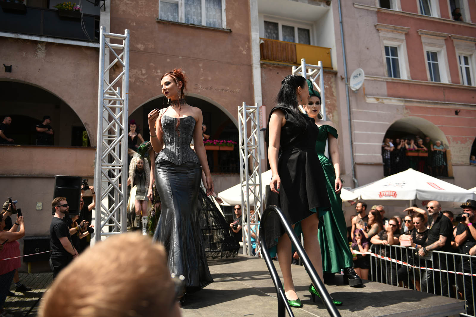 Castle Party: Pokaz mody alternatywnej na rynku w Bolkowie