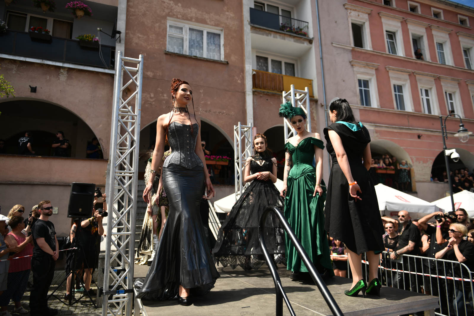 Castle Party: Pokaz mody alternatywnej na rynku w Bolkowie