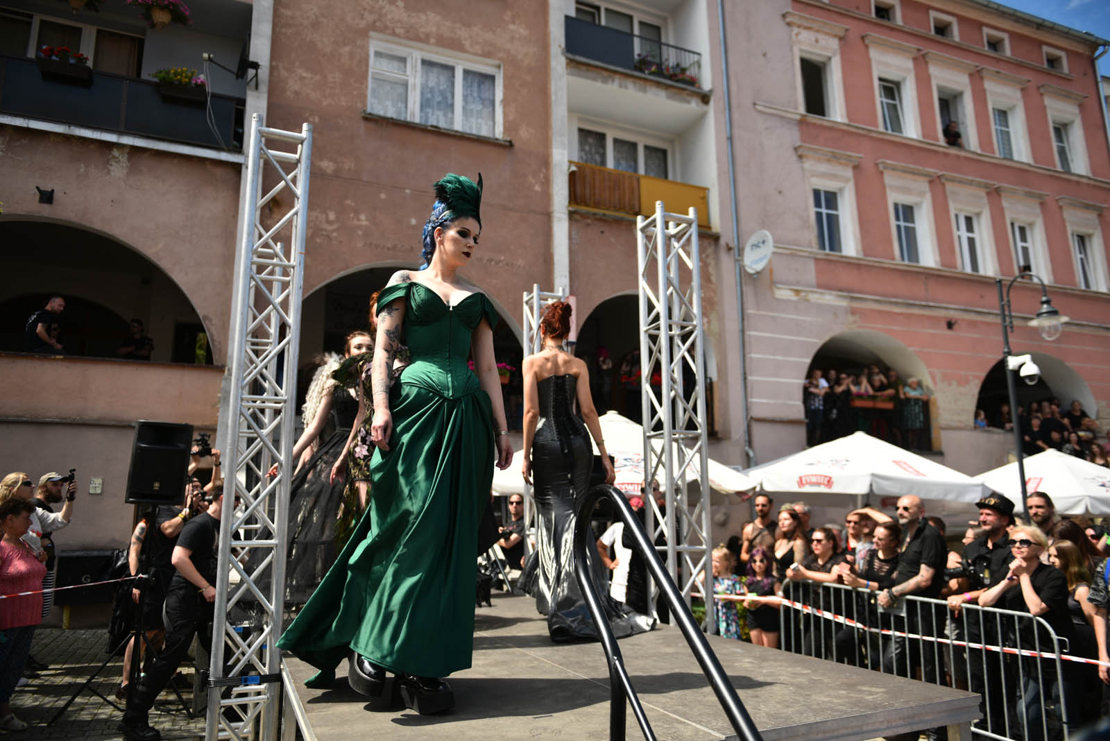 Castle Party: Pokaz mody alternatywnej na rynku w Bolkowie