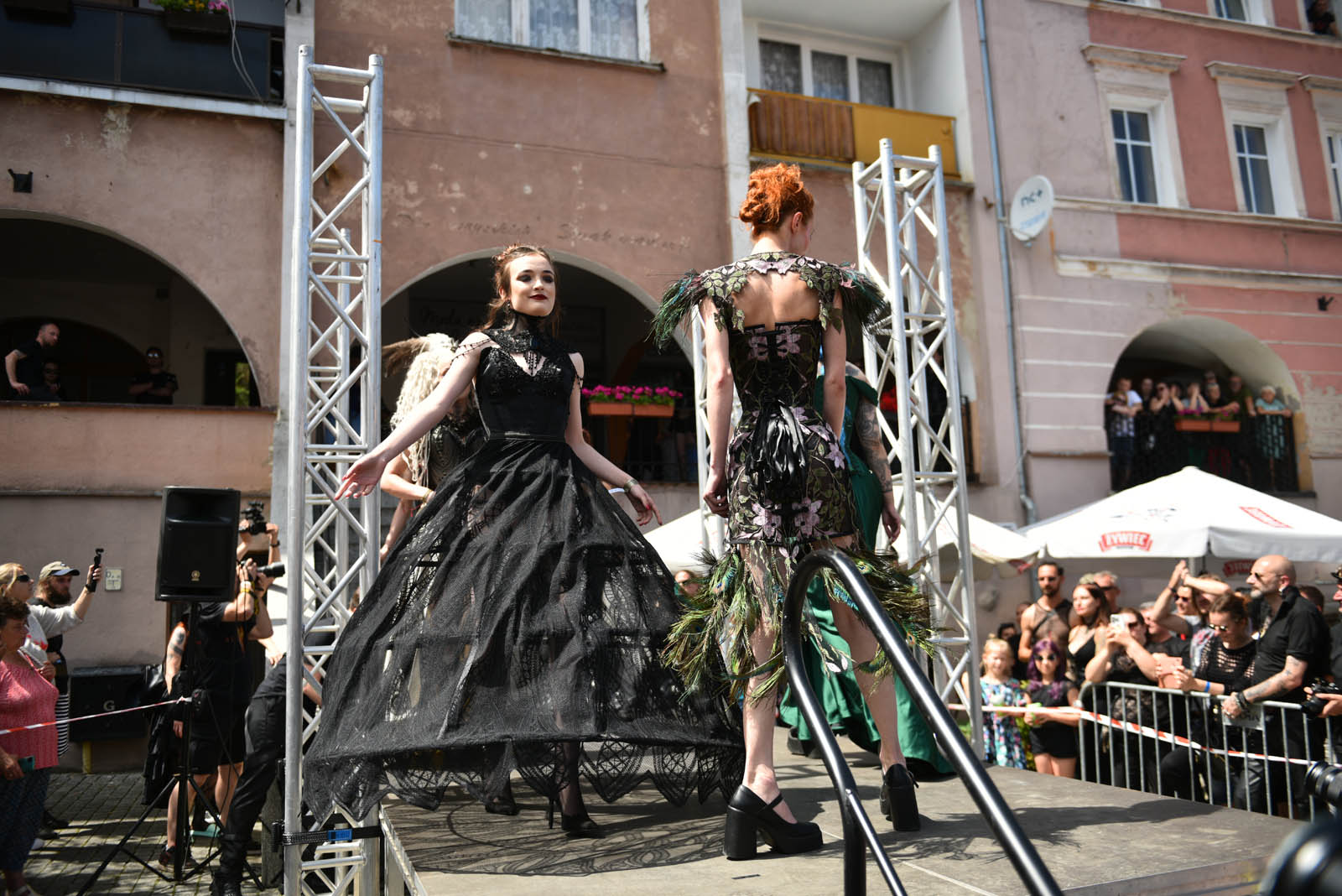 Castle Party: Pokaz mody alternatywnej na rynku w Bolkowie