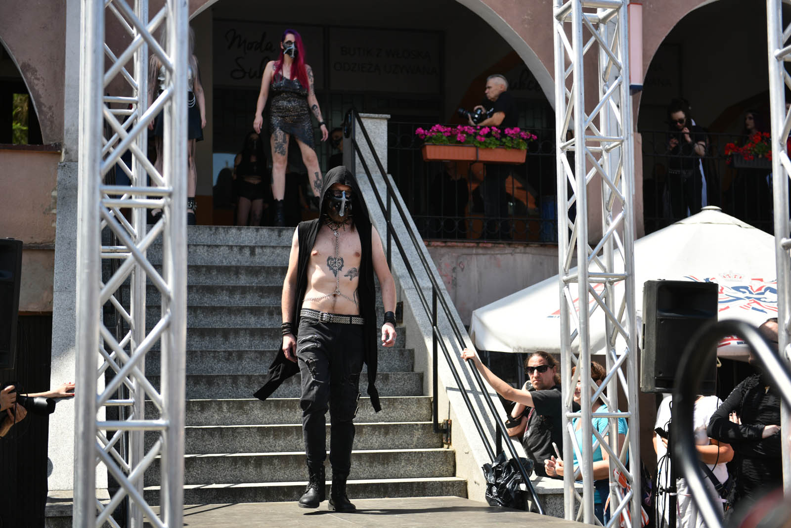 Castle Party: Pokaz mody alternatywnej na rynku w Bolkowie