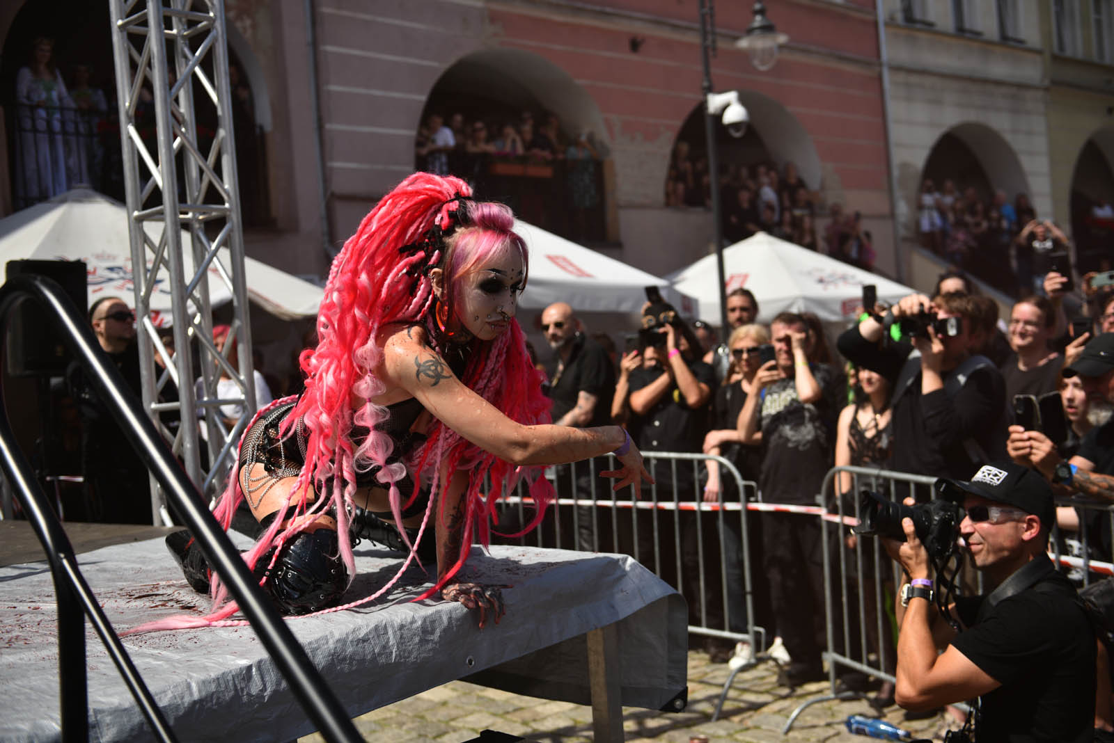 Castle Party: Pokaz mody alternatywnej na rynku w Bolkowie