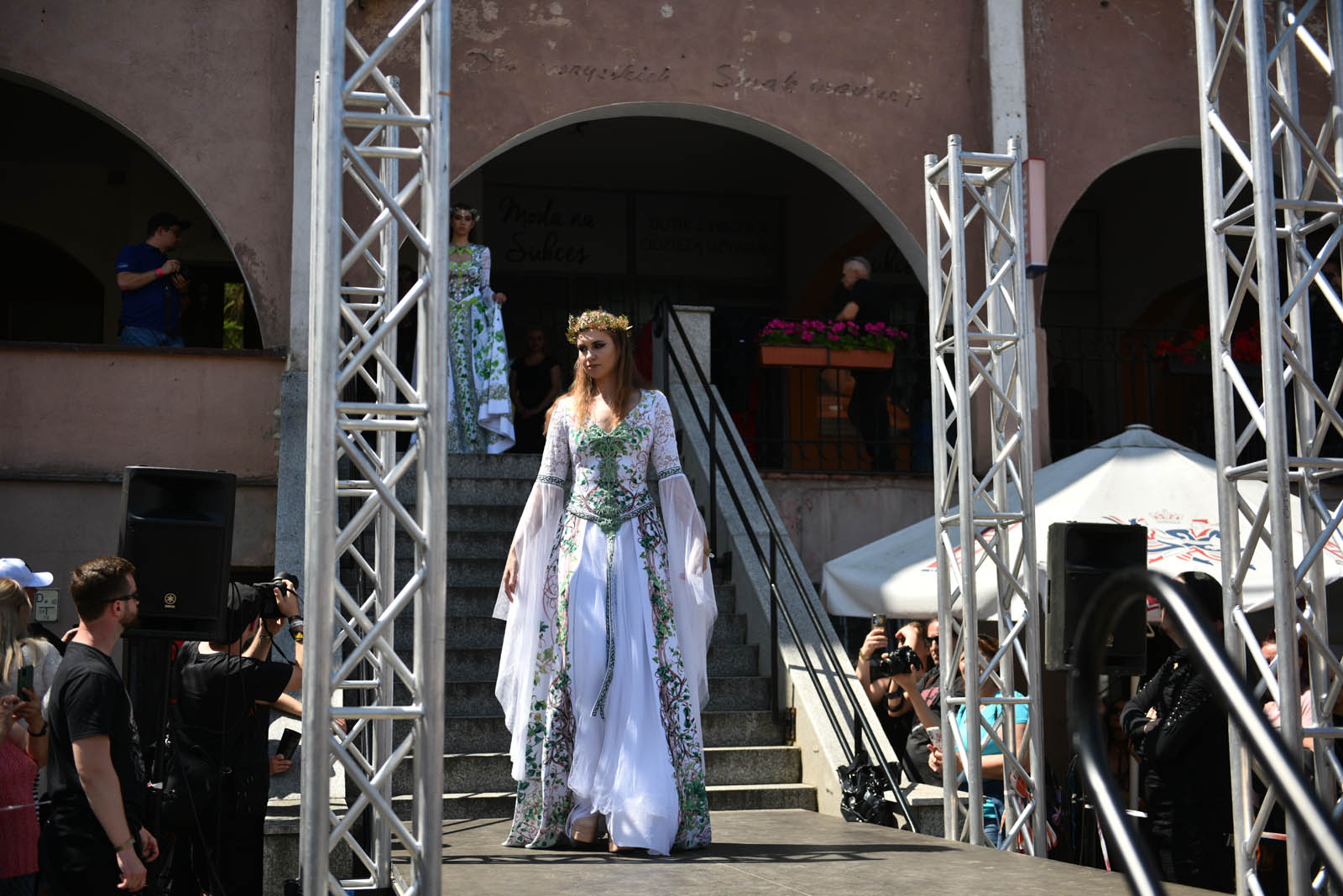Castle Party: Pokaz mody alternatywnej na rynku w Bolkowie
