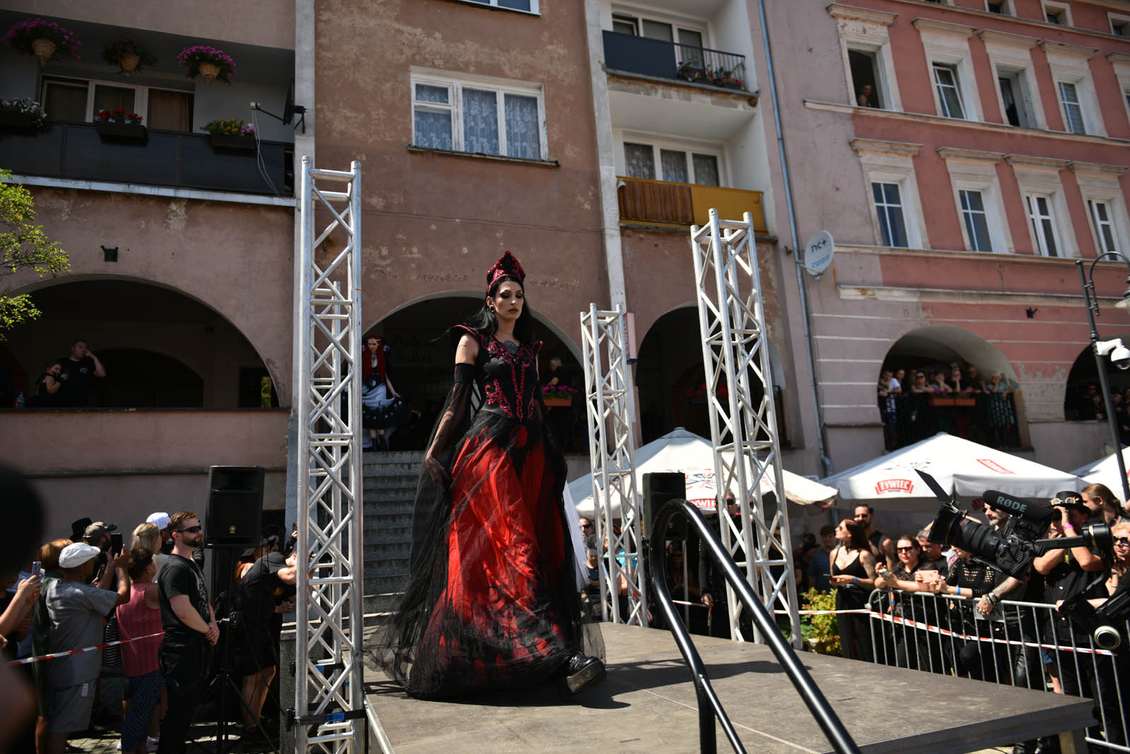 Castle Party: Pokaz mody alternatywnej na rynku w Bolkowie