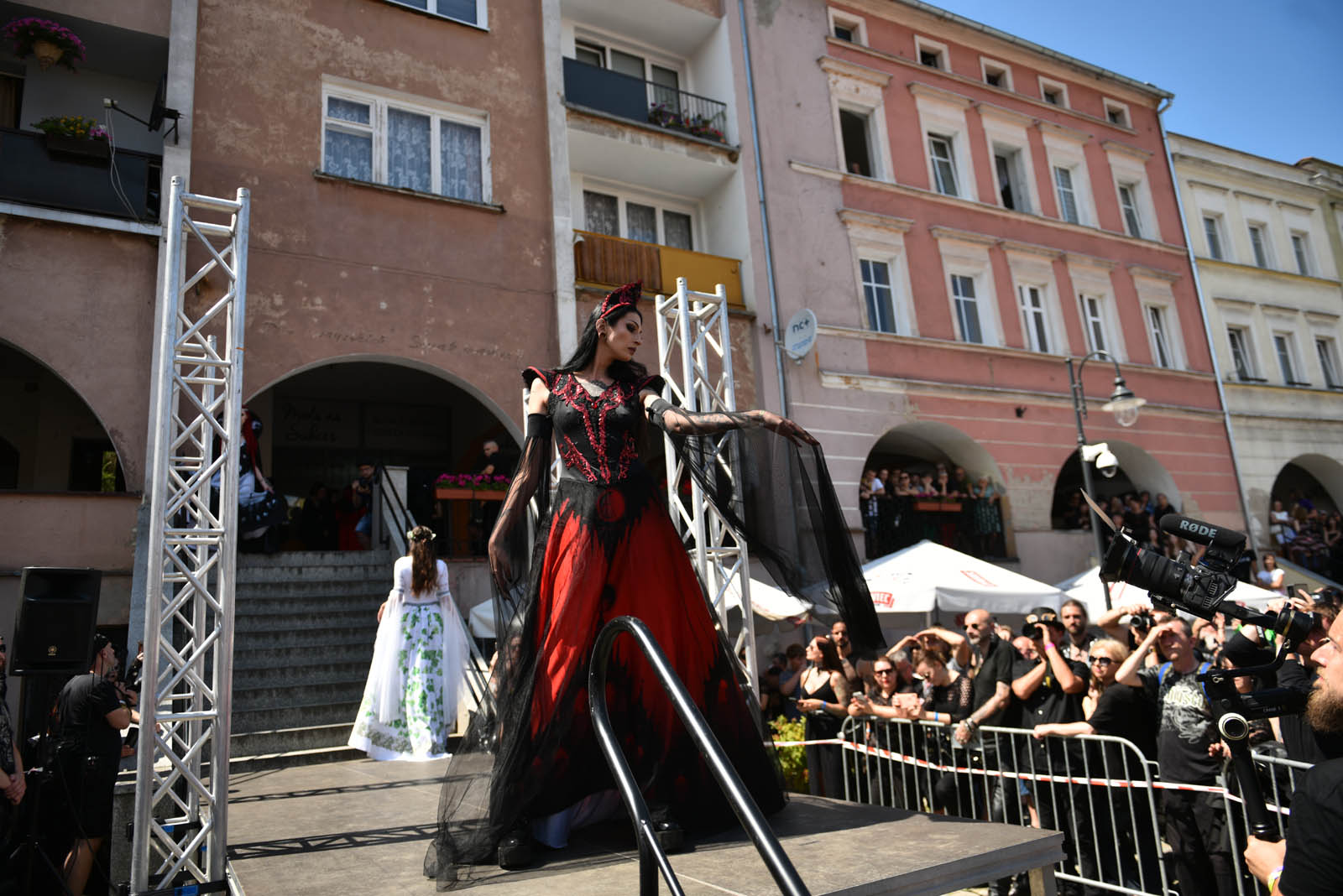 Castle Party: Pokaz mody alternatywnej na rynku w Bolkowie