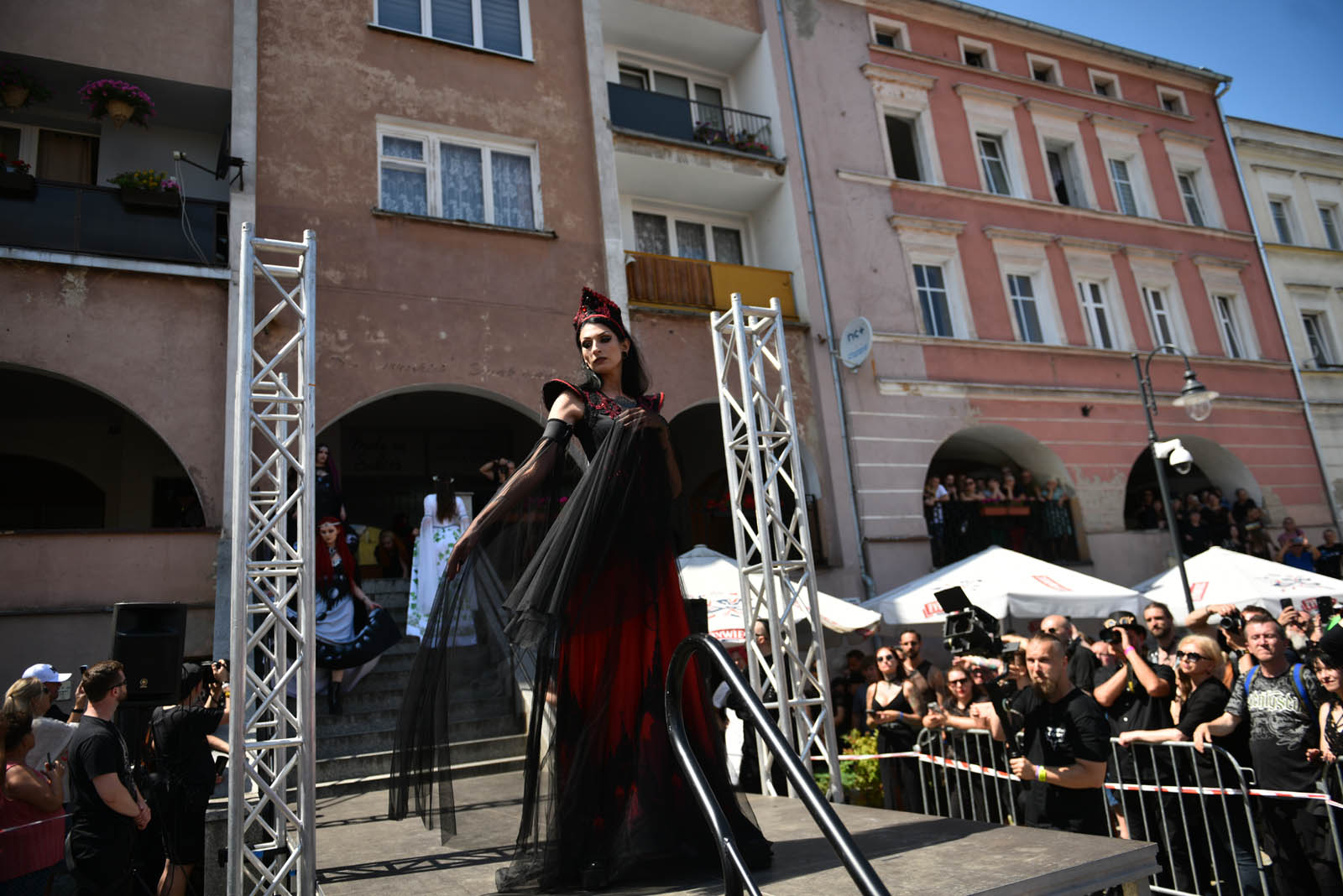 Castle Party: Pokaz mody alternatywnej na rynku w Bolkowie