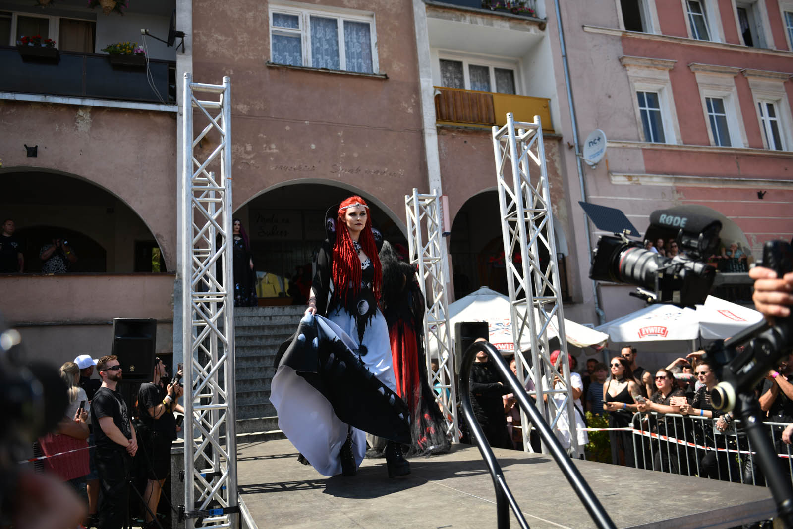 Castle Party: Pokaz mody alternatywnej na rynku w Bolkowie