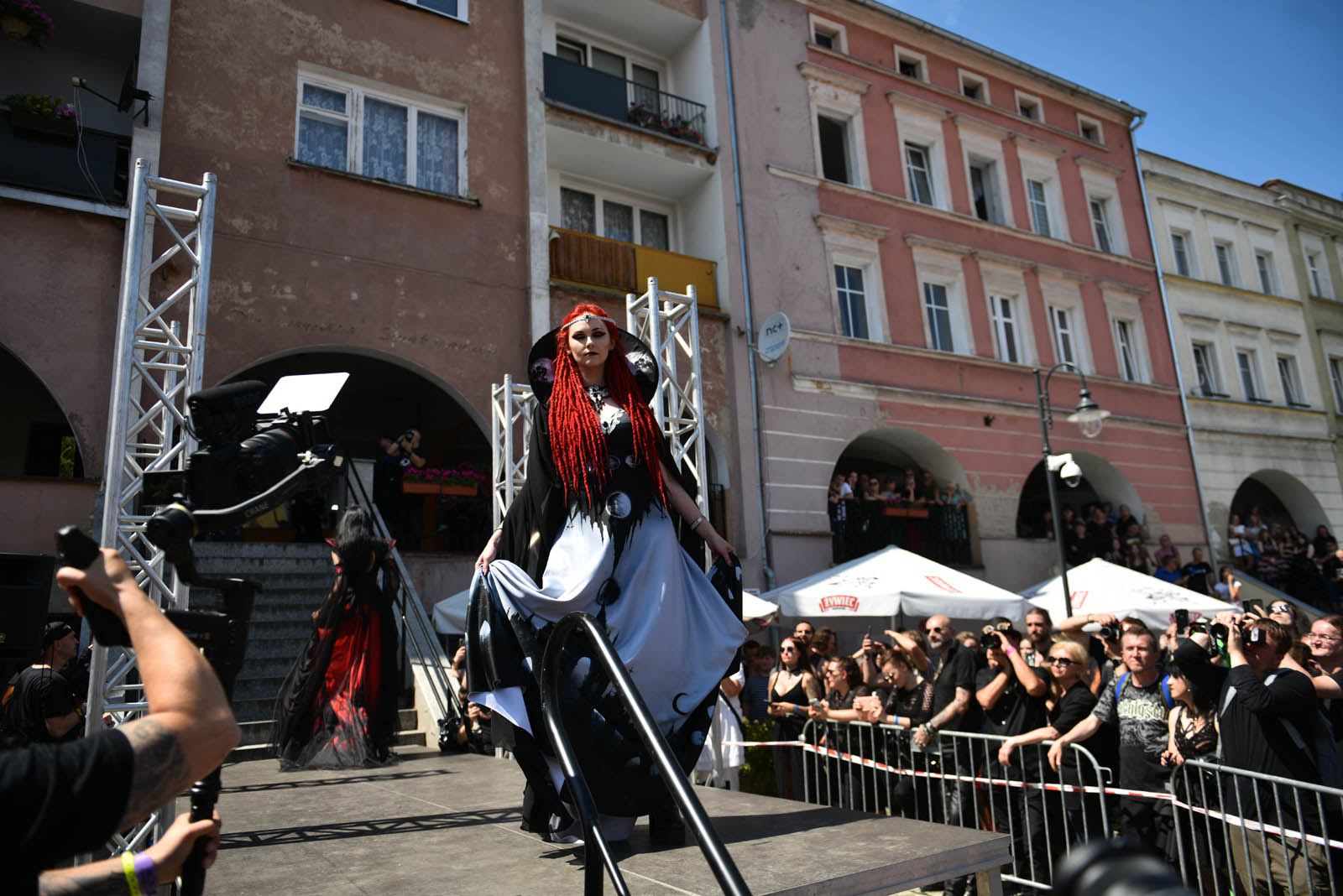 Castle Party: Pokaz mody alternatywnej na rynku w Bolkowie