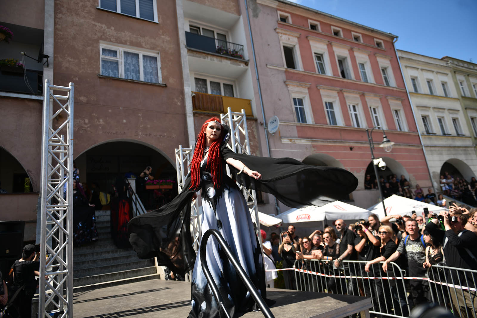 Castle Party: Pokaz mody alternatywnej na rynku w Bolkowie