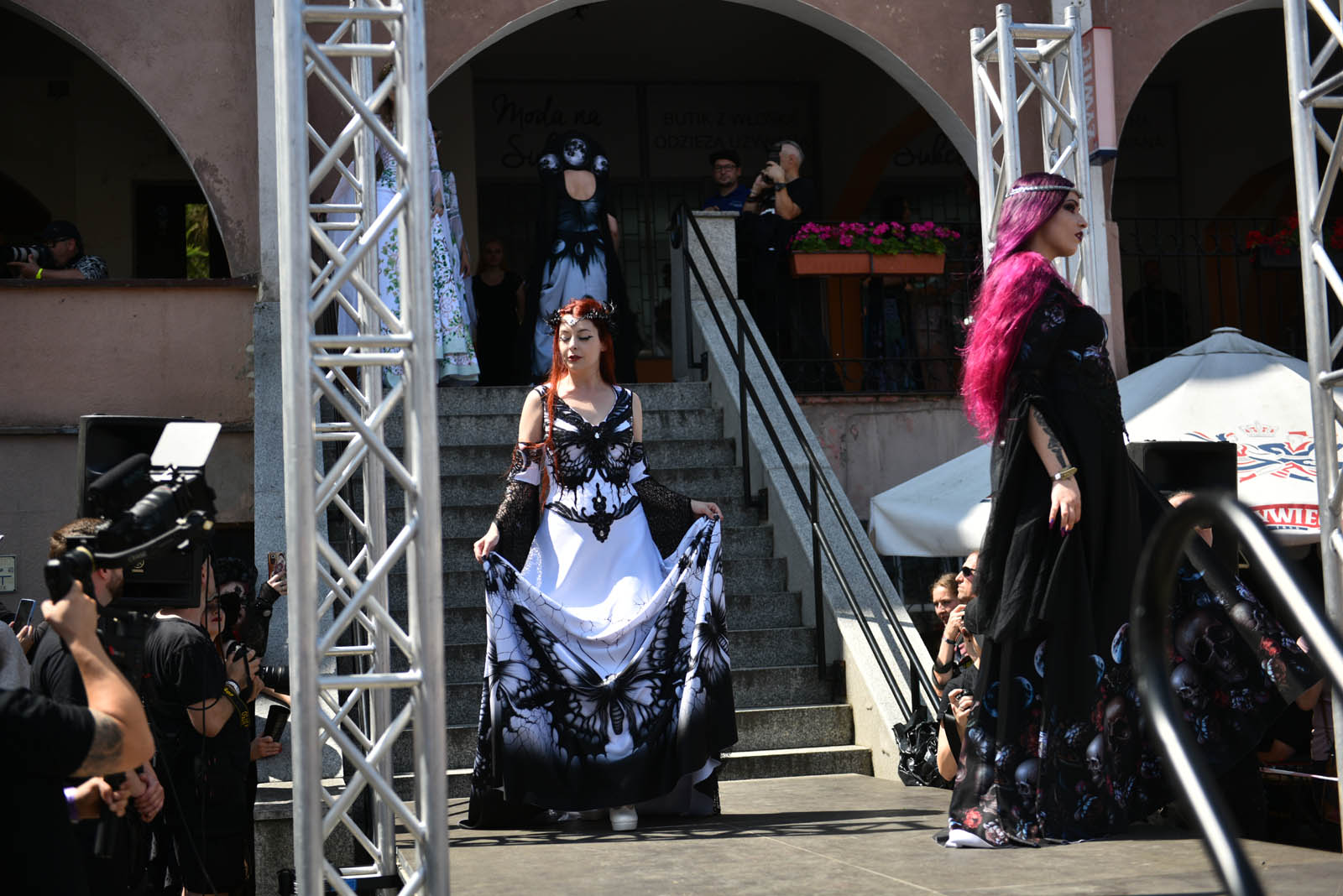 Castle Party: Pokaz mody alternatywnej na rynku w Bolkowie