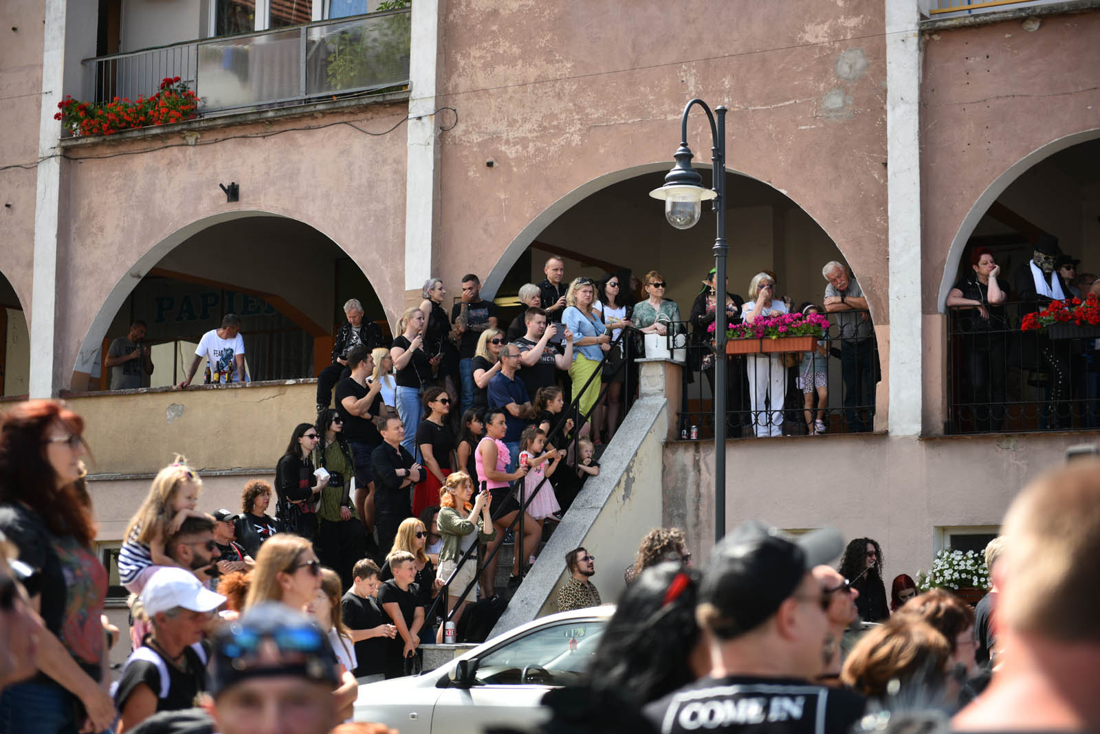 Castle Party: Pokaz mody alternatywnej na rynku w Bolkowie