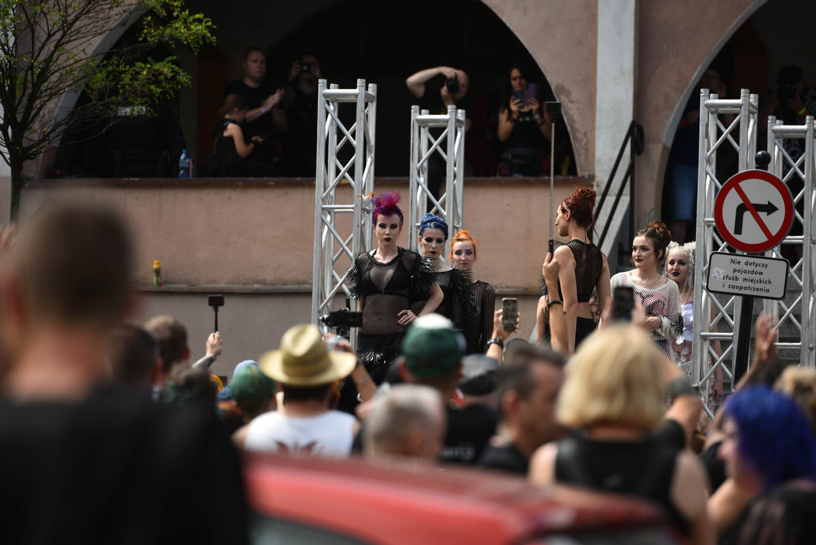 Castle Party: Pokaz mody alternatywnej na rynku w Bolkowie