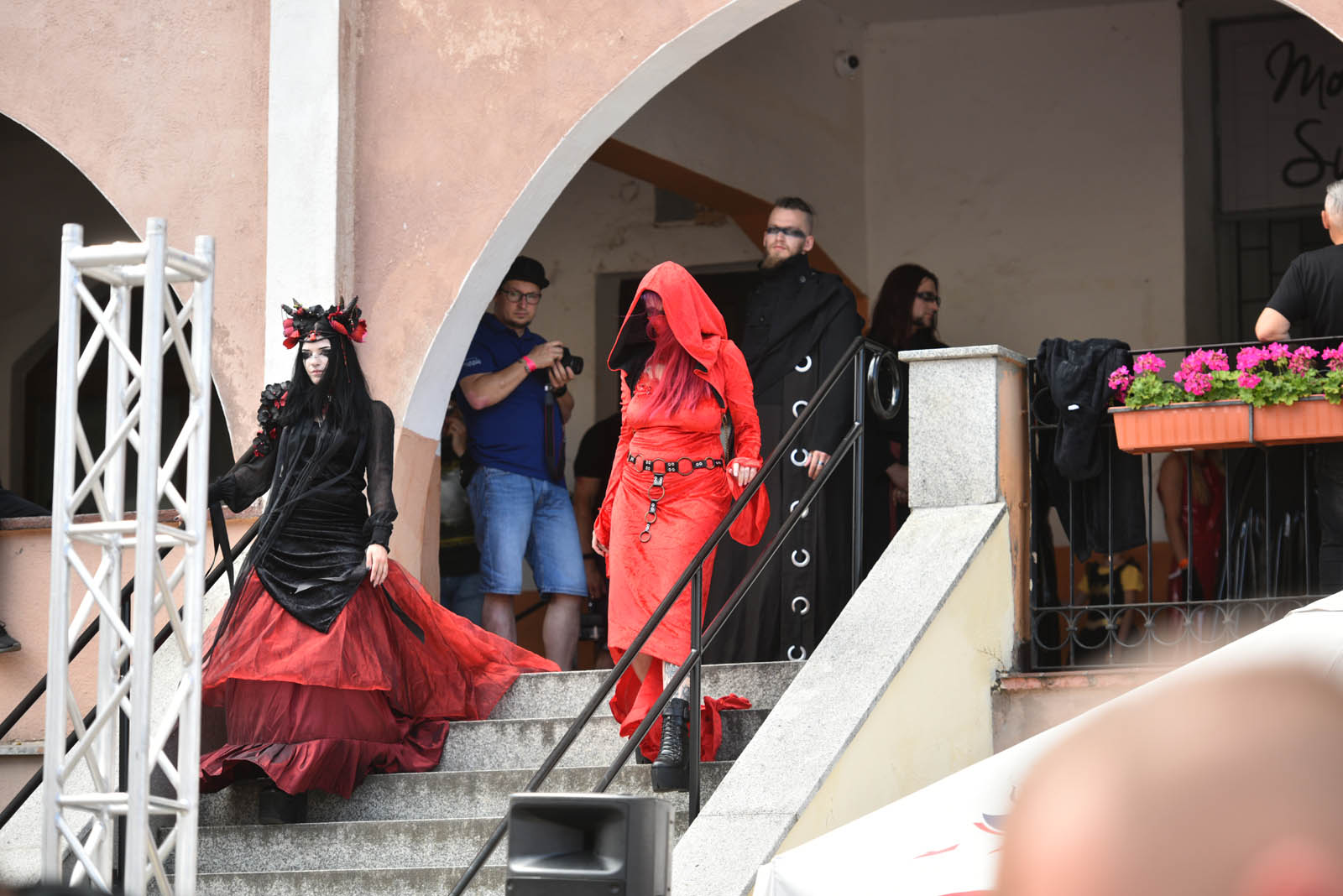 Castle Party: Pokaz mody alternatywnej na rynku w Bolkowie