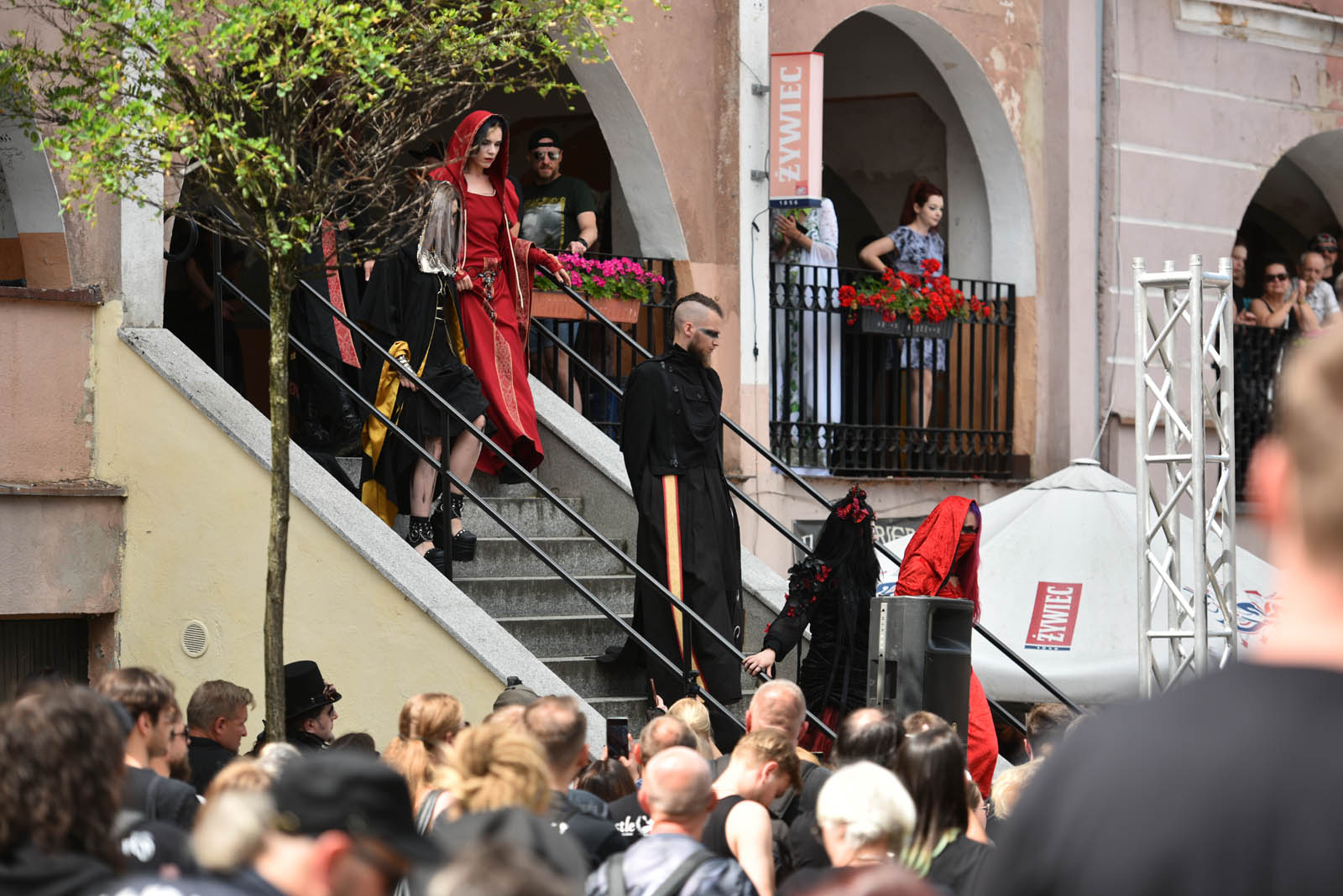 Castle Party: Pokaz mody alternatywnej na rynku w Bolkowie