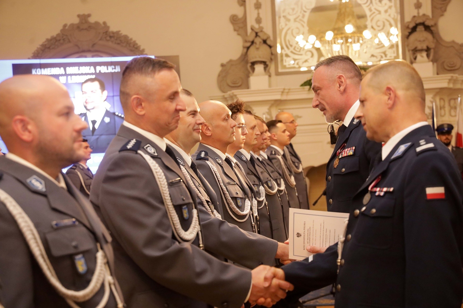Awanse, odznaczenia i listy gratulacyjne dla policjantów