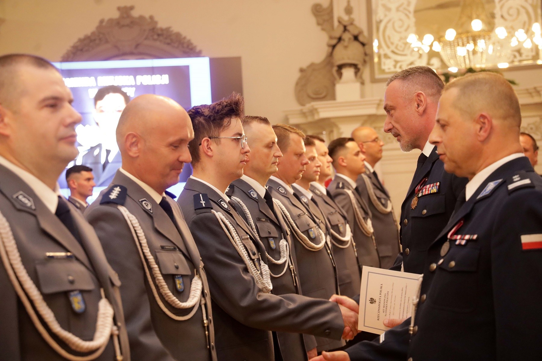 Awanse, odznaczenia i listy gratulacyjne dla policjantów