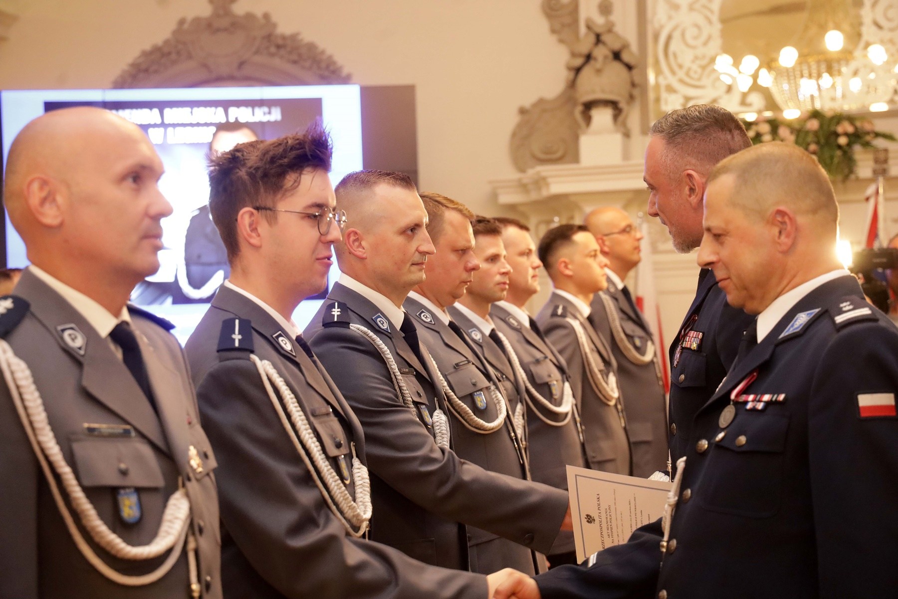 Awanse, odznaczenia i listy gratulacyjne dla policjantów