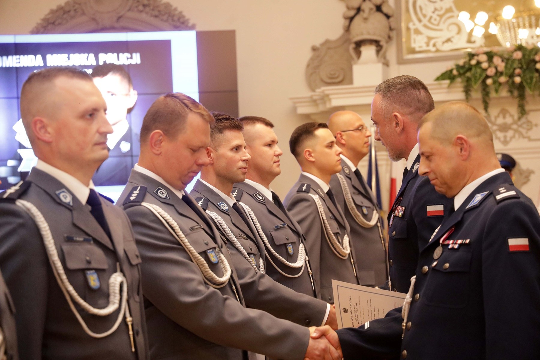 Awanse, odznaczenia i listy gratulacyjne dla policjantów