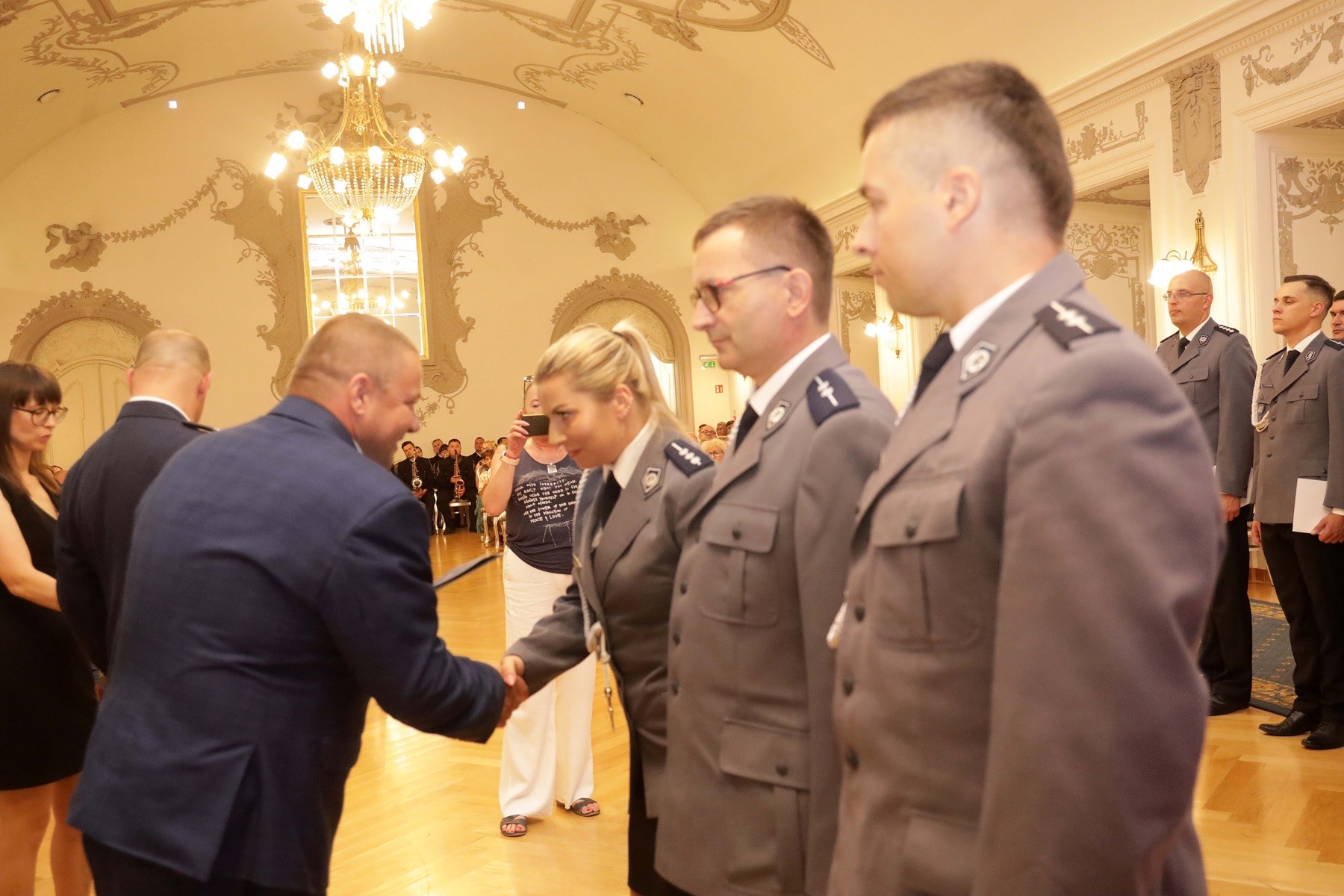 Awanse, odznaczenia i listy gratulacyjne dla policjantów