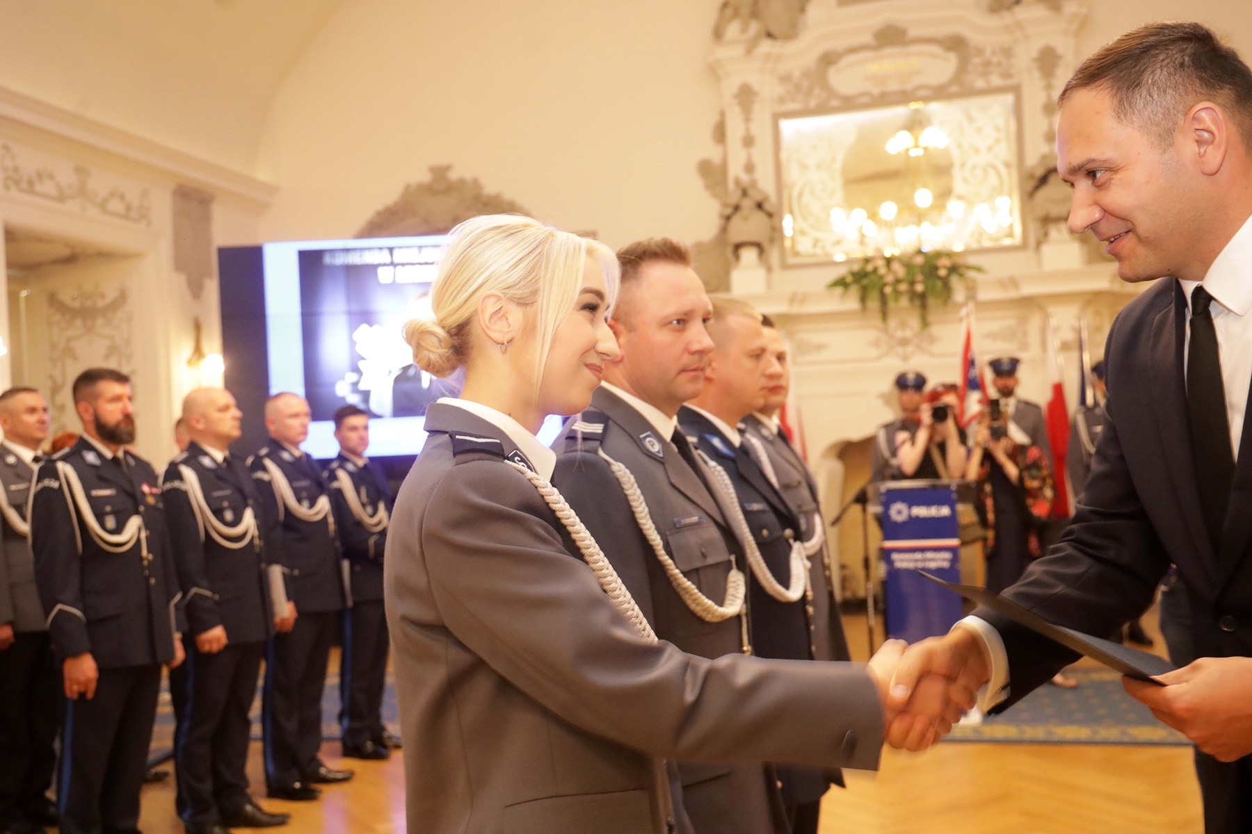 Awanse, odznaczenia i listy gratulacyjne dla policjantów