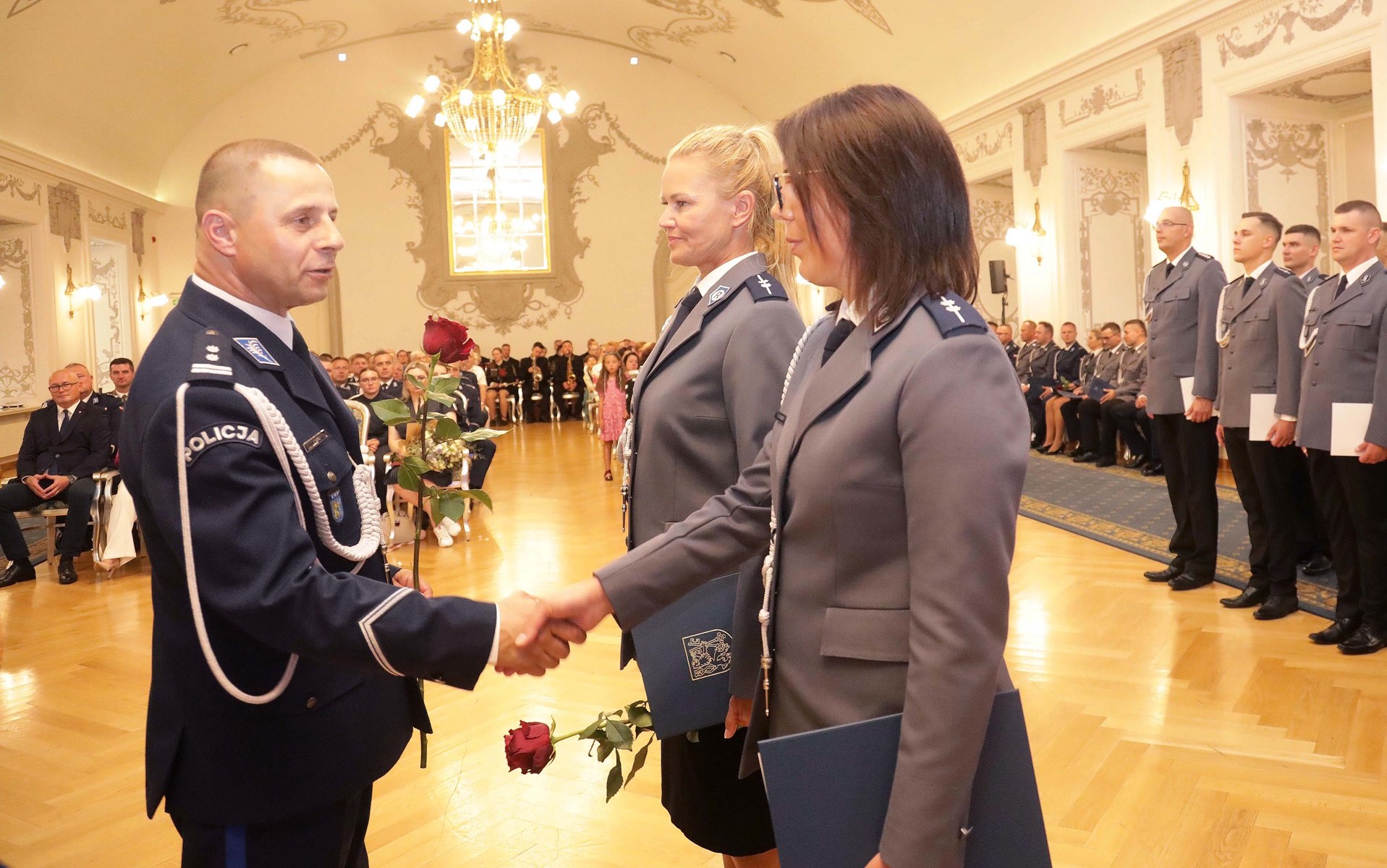 Awanse, odznaczenia i listy gratulacyjne dla policjantów