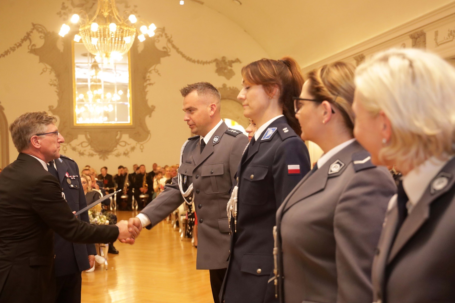 Awanse, odznaczenia i listy gratulacyjne dla policjantów