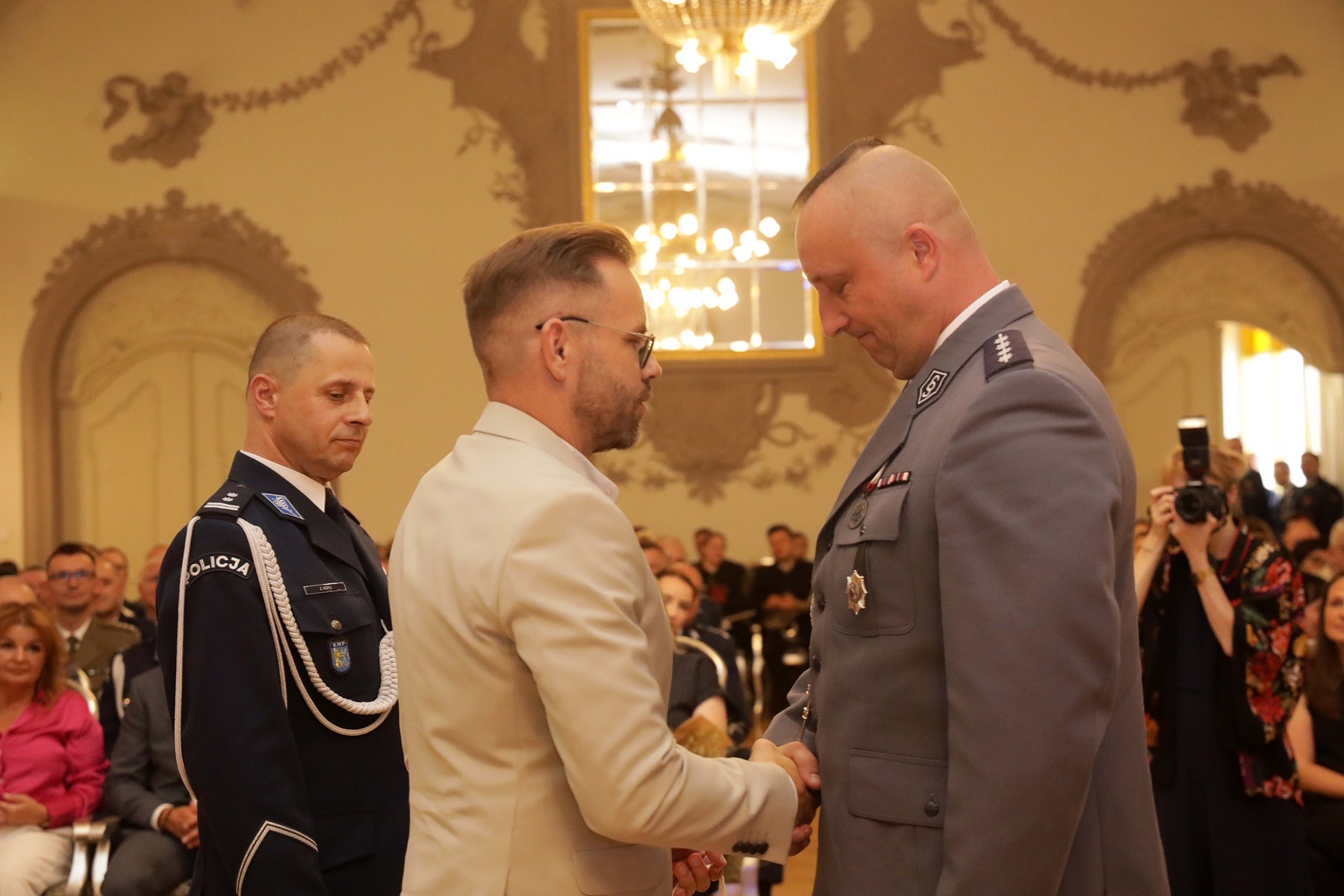 Awanse, odznaczenia i listy gratulacyjne dla policjantów